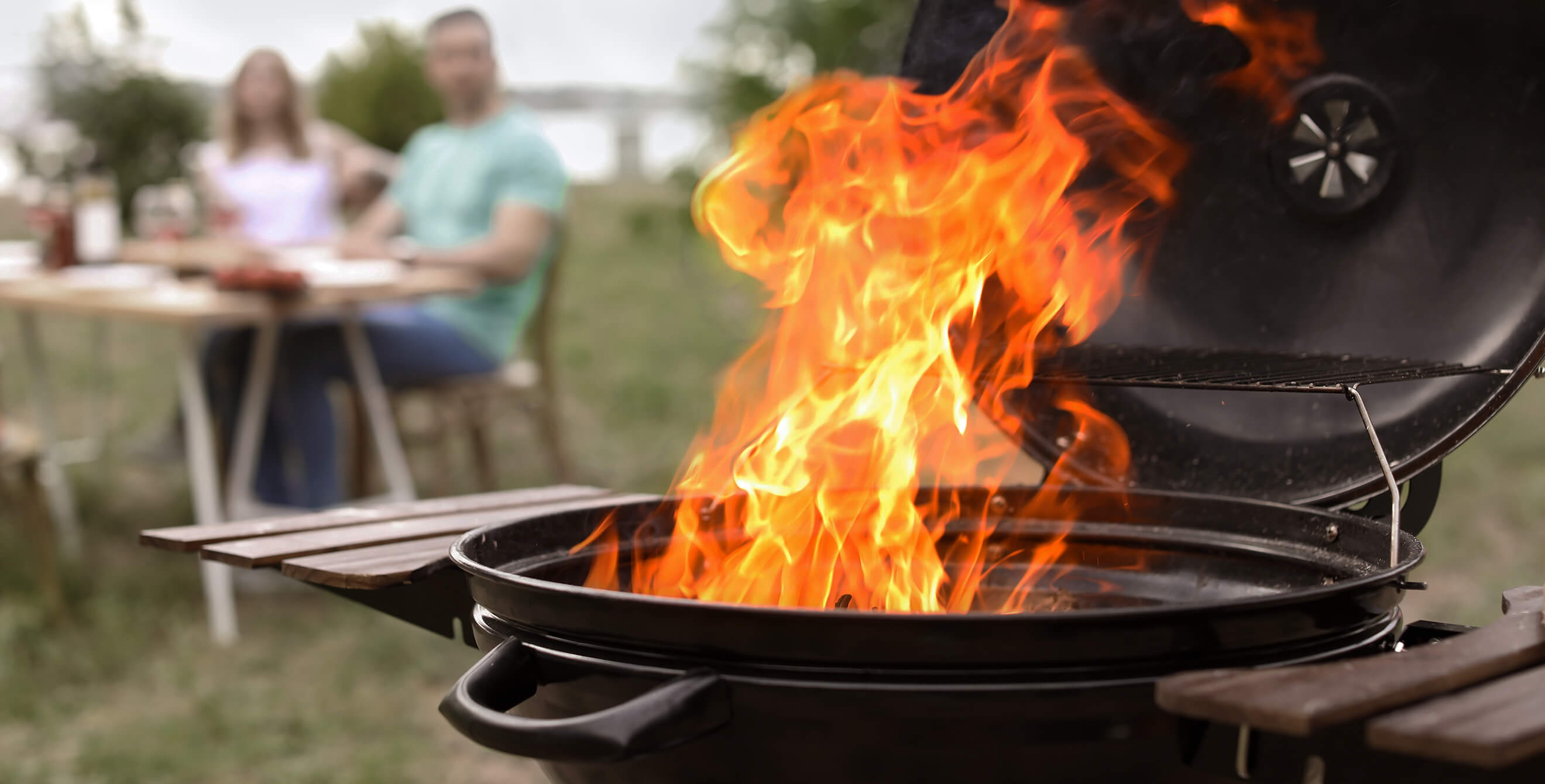 le feu flambe dans un barbecue fait maison dans l'arrière-cour. feu de joie  pour la cuisson des aliments sur un feu ouvert sur du bois. camping.  concept de camping. 4548246 Photo de